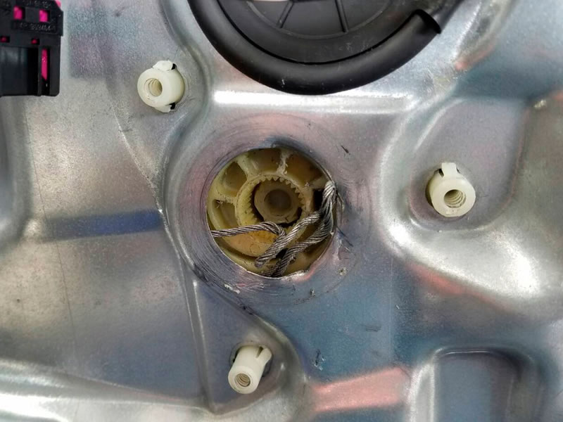 VW・ポロです。 運転席側のパワーウインドの故障です。ワイヤーをモーターで巻きあげてガラスを上下しているのですが、そのワイヤーの樹脂製ブーリーが破損しています。それでワイヤーが緩み、モーターに巻きついていました。モーターは異常がなく、再使用。レギュレーターを交換して完了しました。