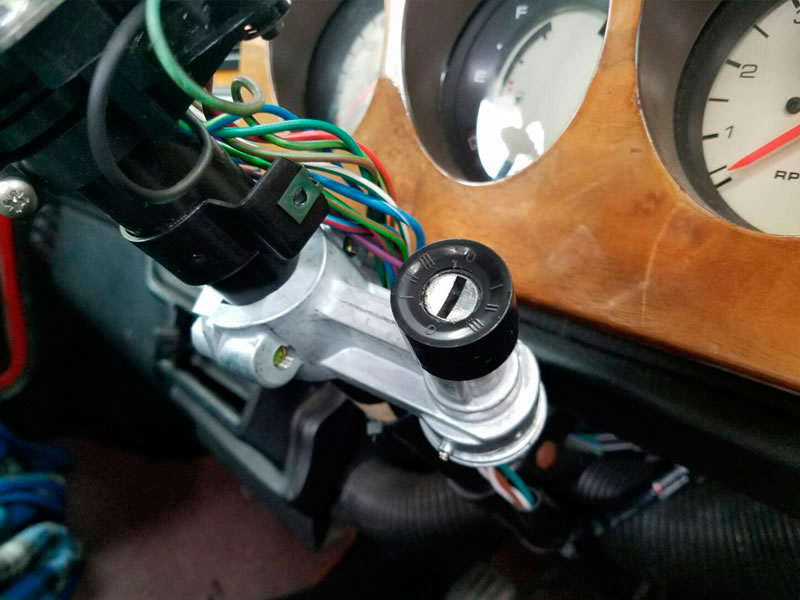 エンジンをかけてもすぐに止まってしまうローバー・ミニです。あれ、エンジンキーの動きがおかしい。イグニッションスイッチの不良で、始動後にＯＮの状態を保持できずにACCの位置に勝手に戻ってしまいます。キー内部が壊れています。キーシリンダー・ハンドルロックASSYを交換し完了しました。